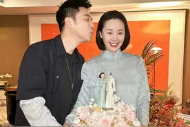 超甜！林依轮为老婆庆生，52岁西华状态如少女，俩儿子颜值不如爸图片