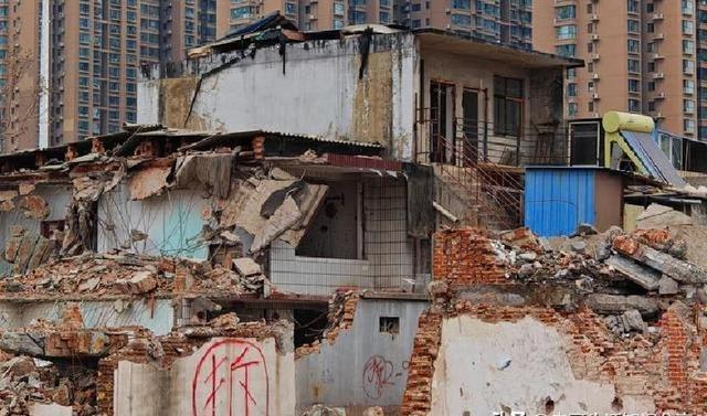 百姓最关心的是老旧小区预制板房拆迁问题：还能盼等得到吗？