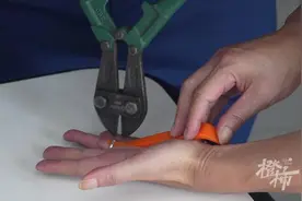 丈夫戴了22年的婚戒取不下来求助消防，妻子笑言：从结婚到现在，你胖了30斤图片