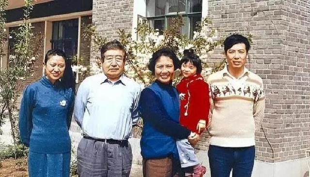他42岁主政宁夏，62岁升任国务院副总理，四个子女无一人从政
