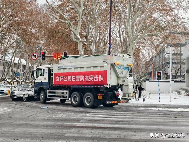每日一景|大寒雪落金陵 明故宫梧桐披银 市民漫步享冬日诗意