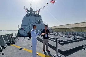 美国记者曾参观我国052D时，疑问脱口而出：7000吨巨舰还能这样？图片