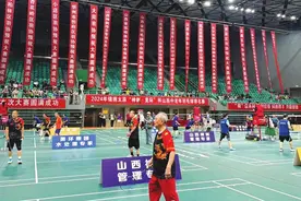 84岁太原老汉打羽毛球不停歇图片