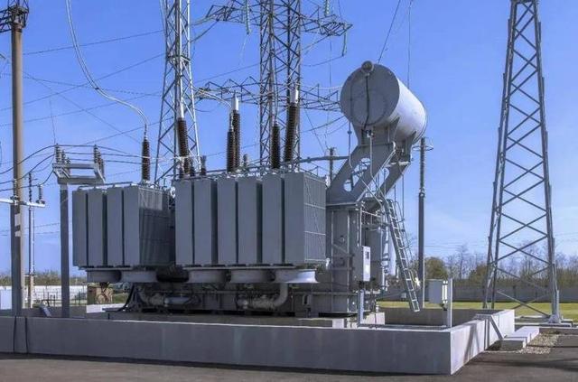 马斯克预言成真！全球争抢的不是芯片	，而是中国20万一台的变压器