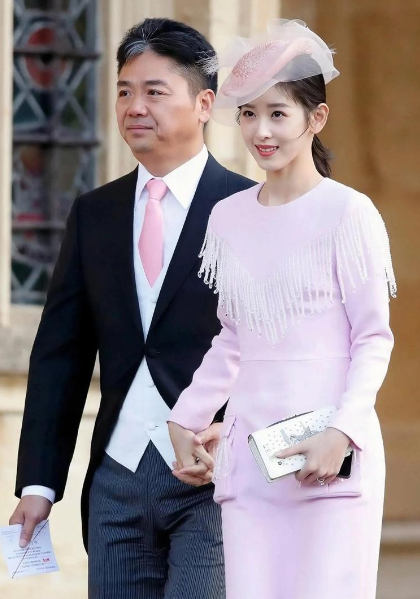 刘强东章泽天久违合体仅3天，令人恶心的一幕上演，杨颖也被牵连