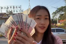老挝美女回娘家，取一沓子现金，直呼：我成富婆了！图片