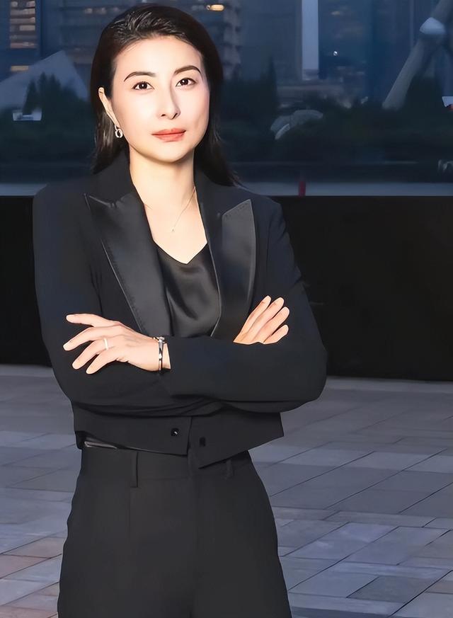 霍启刚高调官宣喜讯仨月，郭晶晶再破天花板，让整个贵妇圈沉默了