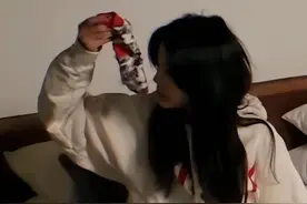 女生的脚比男生的臭6倍，但为什么女生更喜欢闻自己的臭袜子?图片