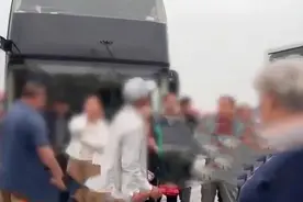 160名老人报团旅行被扔服务区，官方通报！图片