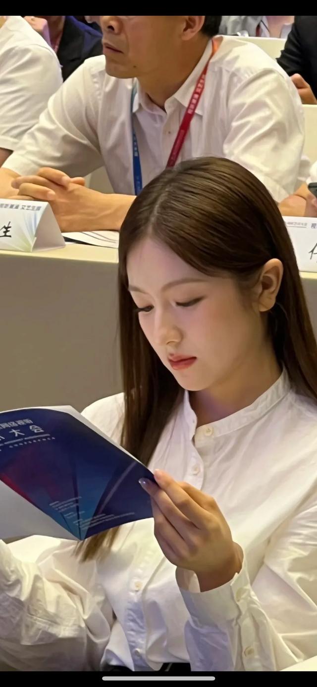谁懂李兰迪这套上半身和下半身的温度差