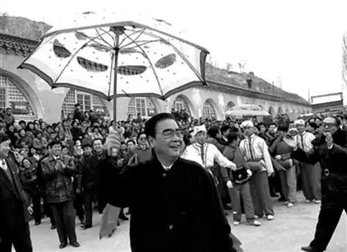 传闻他是周恩来的养子，1988年当上国务院总理，晚年对外界回应