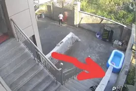 把孙子故意关门外差点走丢后续：亲爸发声，下次再关，我还砸！图片