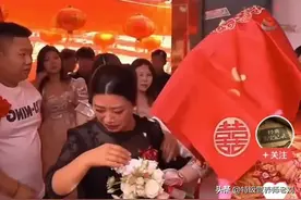 弟弟奋力阻止新娘姐姐被扣彩盆，说明婚闹陋习已经非革除不可了！图片