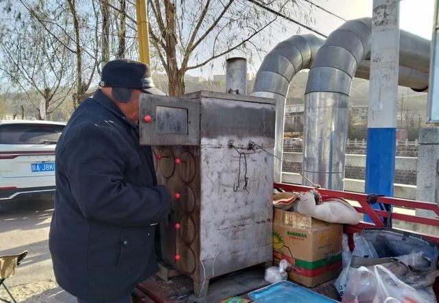 宁县街头卖红薯的大爷说：人不能一直烤火，越烤越怕冷