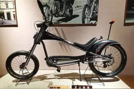 “两轮铁马见证昔日峥嵘岁月，绿色出行引领今朝低碳新风”图片