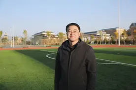 点亮美好教育丨王胜利：云中写诗 泥里生活图片