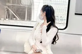 成都一女子坐地铁的照片火了，惊艳路人，网友：也太漂亮了吧图片