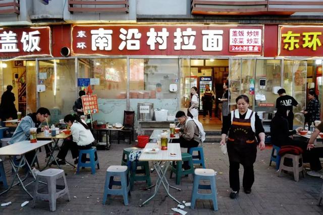 只花一块钱就吃饱了，被这座小城的物价震惊到！