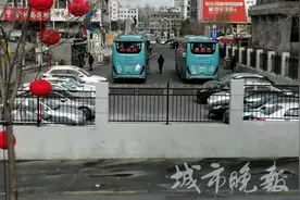 就在长春火车站附近！一道墙堵住铁北一路！图片