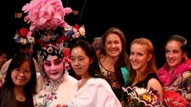 吃里扒外、永不回国？带30名演员留美不归	，如今年过花甲归来