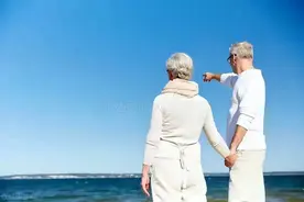 我退休金5000元，回农村找了个搭伙老伴，嘿，养老日子过得很幸福图片