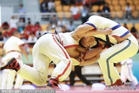 【摔跤】腰部的练习方法图片