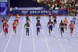 男子4×100米接力决赛 美国队因交接棒违例被取消成绩图片