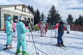 亚布力开滑！冰雪季启幕！“尔滨”喊你来“撒欢”咯图片
