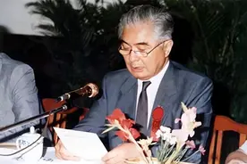 冯仑：荣毅仁，一个跨越大时代的民营企业家样本图片
