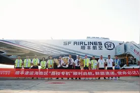 顺丰荔枝专机护航海南荔枝出岛图片