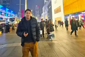 46岁泰星Pong带家人去四川旅游，热情与粉丝合影，他还是那么帅图片