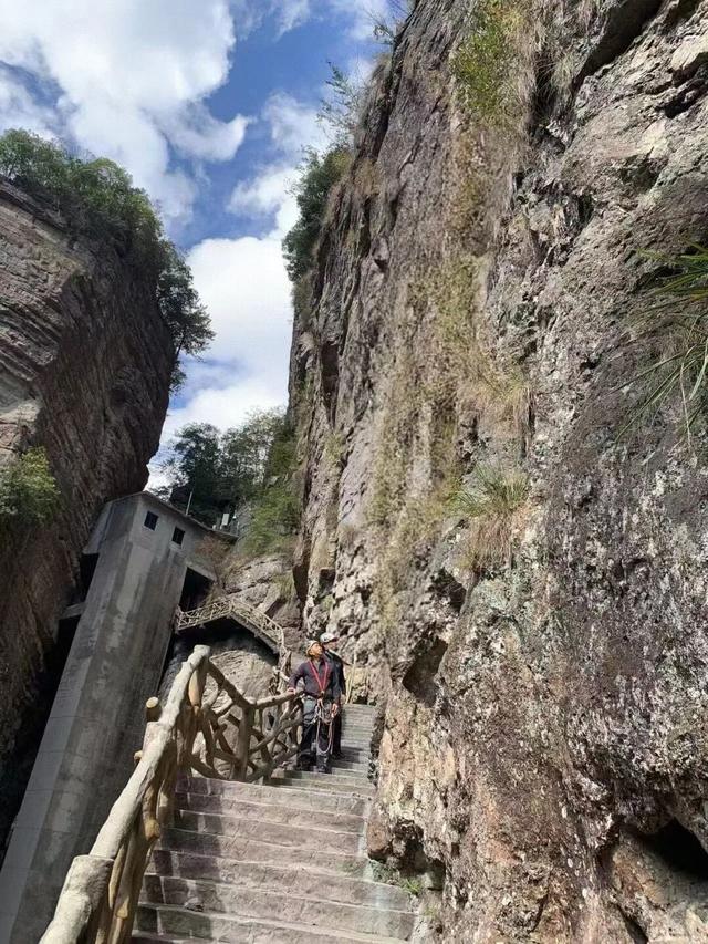 雁荡山景区电梯即将投用！“隐身山石”，20余秒直达卧龙谷玻璃栈道