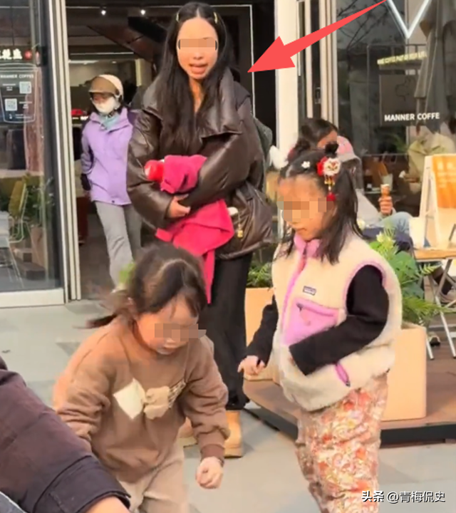 女孩打翻水杯后续：母亲正脸被扒，疑出言反驳网友，丢人丢到国外