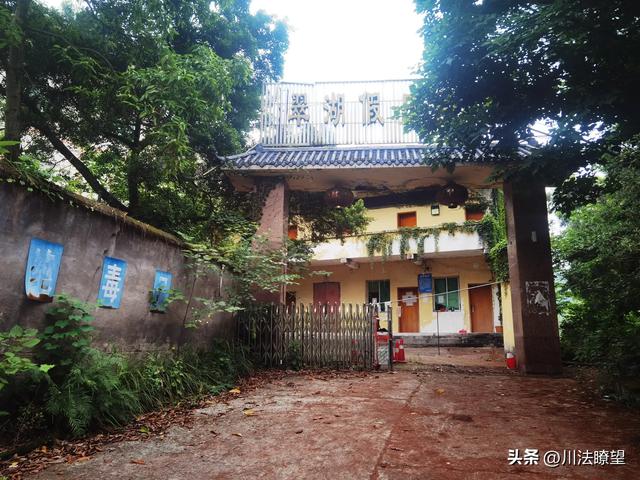 物是人非锈蚀没落的四川岳池县翠湖假日酒店