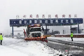 暴雪+寒潮！新疆伊犁交警抗击风雪保畅通图片