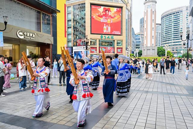 “来宜泸 耍一路”！宜宾、泸州来渝广发邀请函 “房车巡游快闪”燃动山城