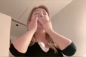 “三折叠”小肚皮一览无遗，刘飞儿展示真实身材，腰和腿真的瘦了图片