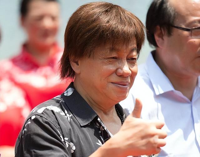 林凤娇也没想到，成龙竟在梁小龙去世后	，因一特殊举动扭转了口碑