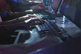 七连败后雪上加霜！《英雄联盟》EDG打野选手jiejie摔伤头部图片