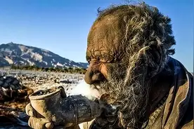 "全球最脏的人"：68年不洗澡，吃腐肉、牛粪当烟抽，却因洗澡去世图片