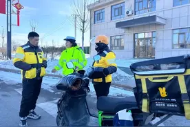 除了戴头盔，2025年2月起，电动车、三轮车上路迎来“5禁”新要求图片