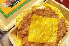 95后女孩大学毕业后爱上摆摊卖手打里脊图片