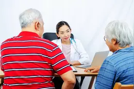 专家孝子嗷嗷地，95岁免费看病。你说搞笑不搞笑？图片