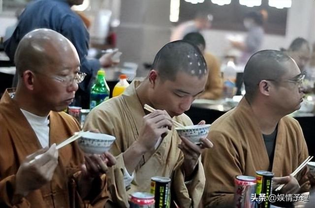 和尚们每天吃素，为何多是肥头大耳？看看他们的伙食就全都明白了
