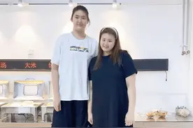 小鸟依人！260斤刘禹彤在2米28张子宇面前很娇小，网友：差距明显图片