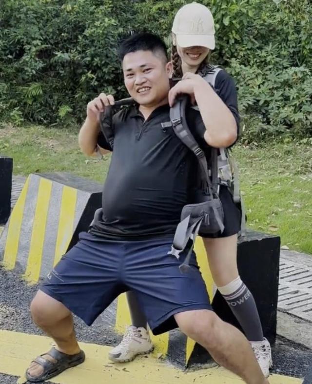广东女子登山脚崴，被陌生小伙背40分钟下山，恶心的一幕却出现了