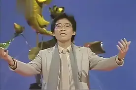 凭一首歌火了的张明敏，倾家荡产为国捐款遭抵制，如今样貌大改变图片