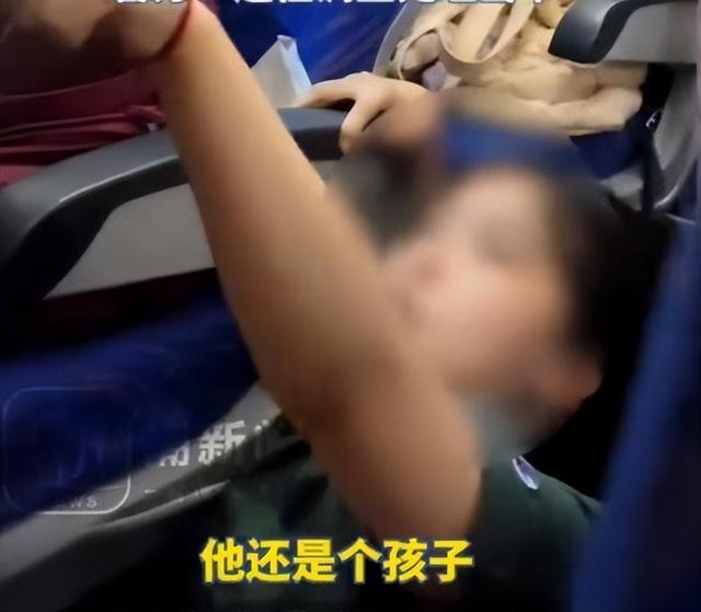 南航打人“熊家长”社死！父亲身份被扒，怪不得敢打人 不嚣张了？