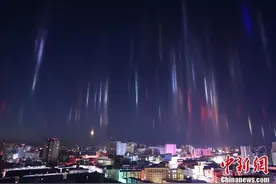 呼伦贝尔现“寒夜灯柱”现象图片