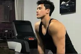 酷爱撸铁的肌肉帅哥，双开门身材极具压迫感图片